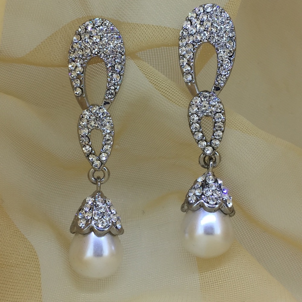Pearl dangle earrings, white